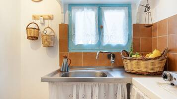 Fridge, stovetop, coffee/tea maker, electric kettle