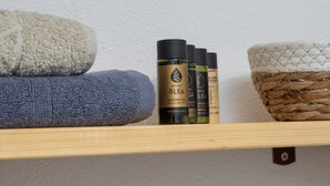 Chuveiro, secador de cabelo, toalhas de banho 