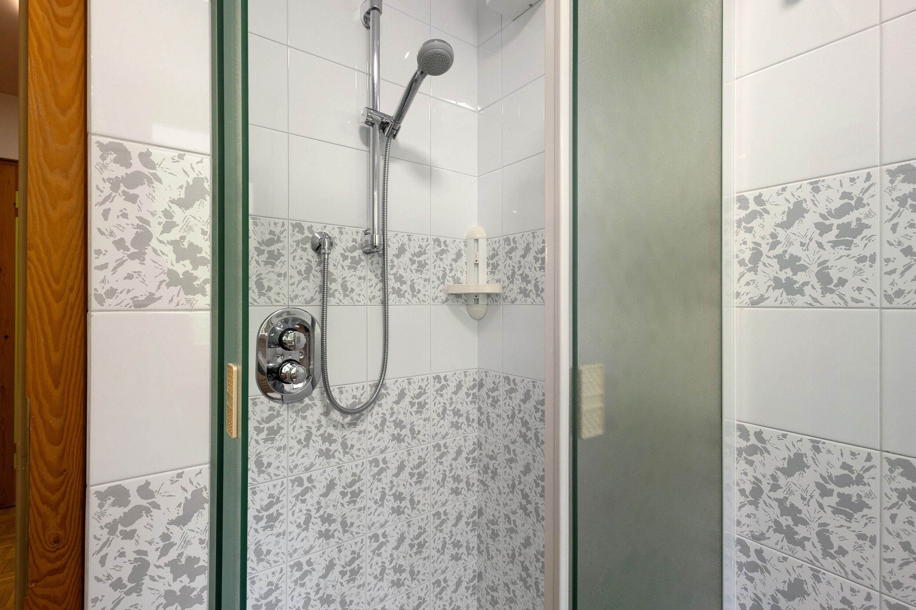 Douche, séchoir à cheveux, serviettes fournies