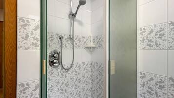 Douche, séchoir à cheveux, serviettes fournies
