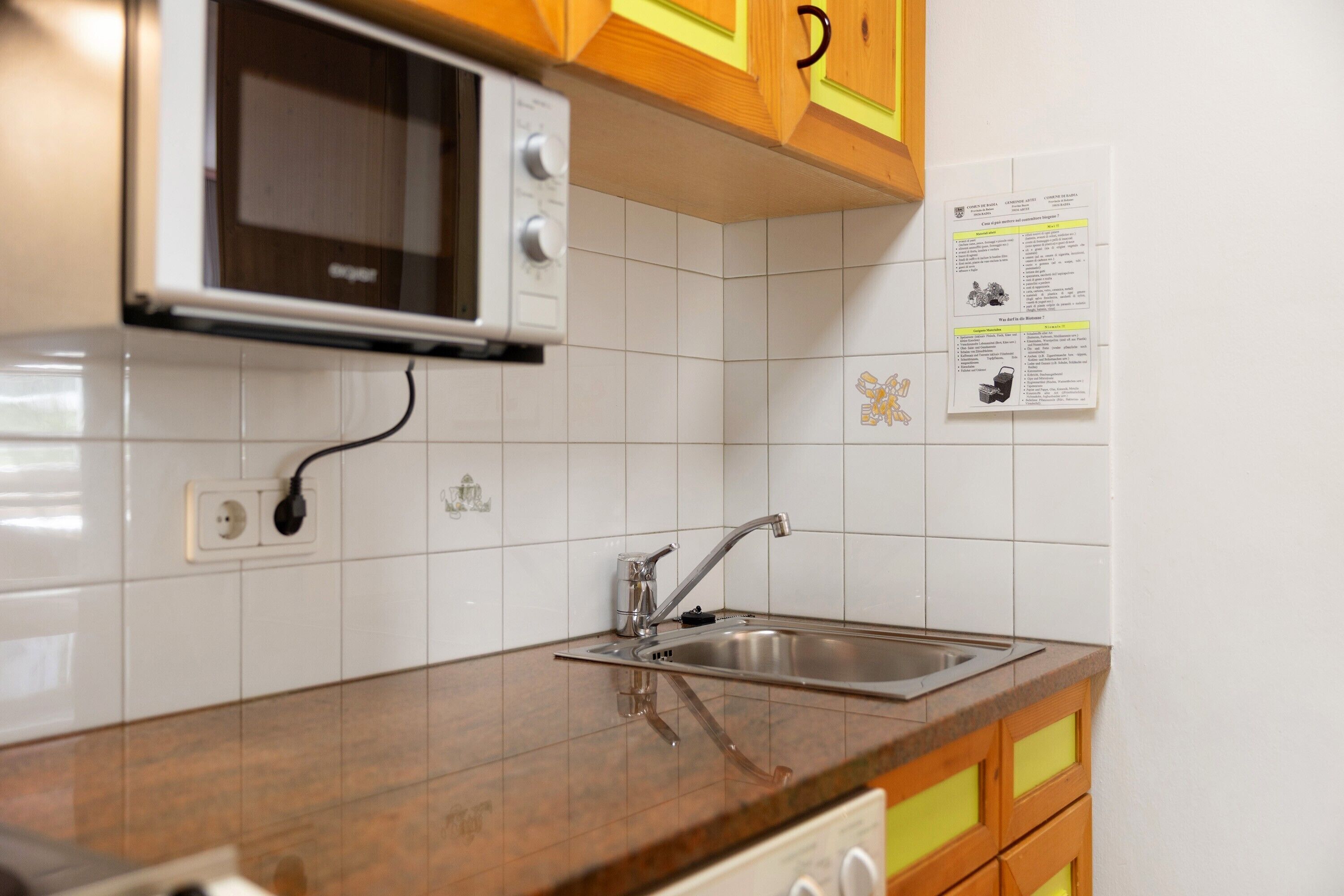 Kühlschrank, Herdplatte, Wasserkocher mit Kaffee-/Teezubehör