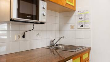 Kühlschrank, Herdplatte, Wasserkocher mit Kaffee-/Teezubehör