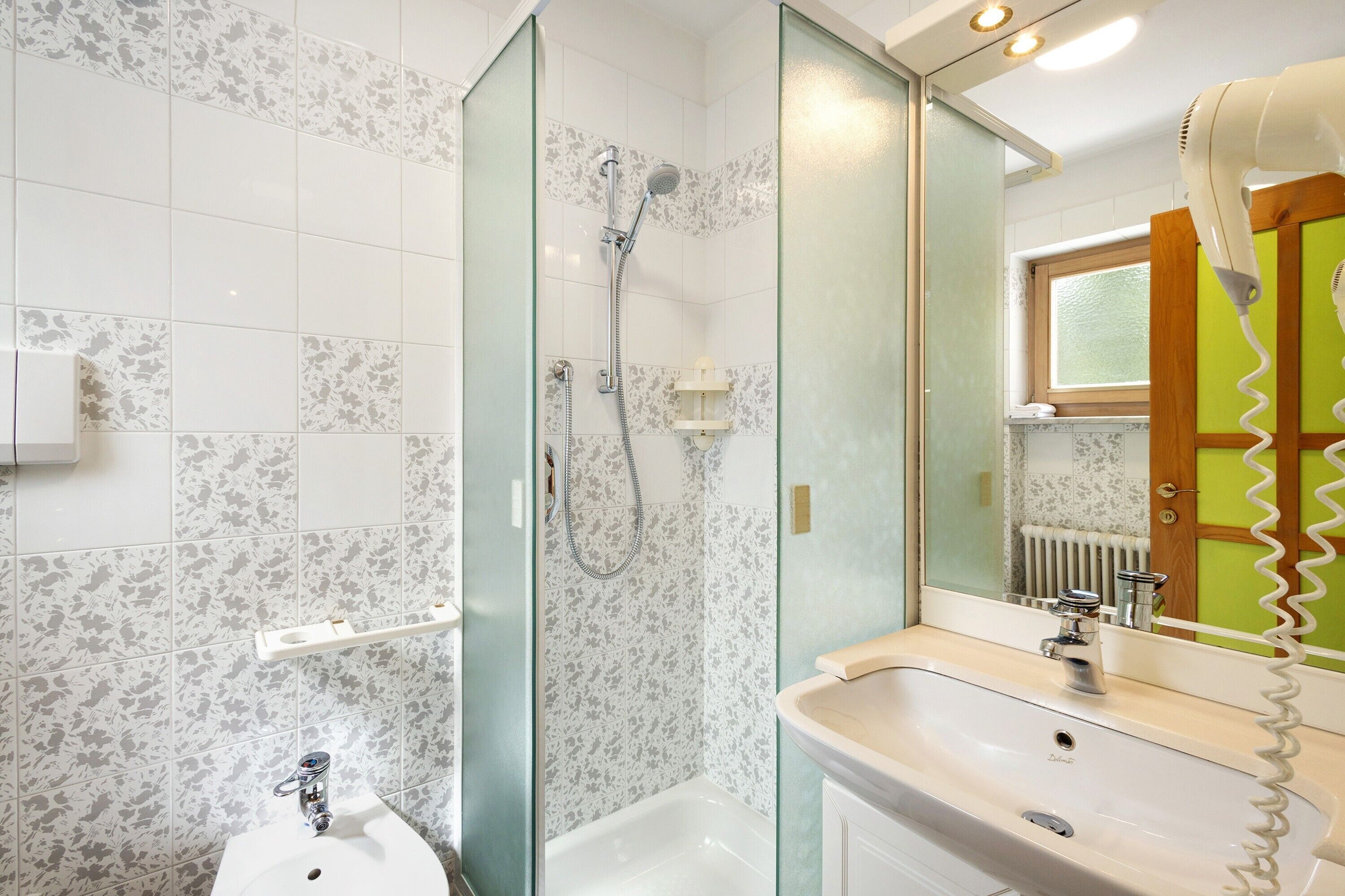 Dusche, Haartrockner, Handtücher