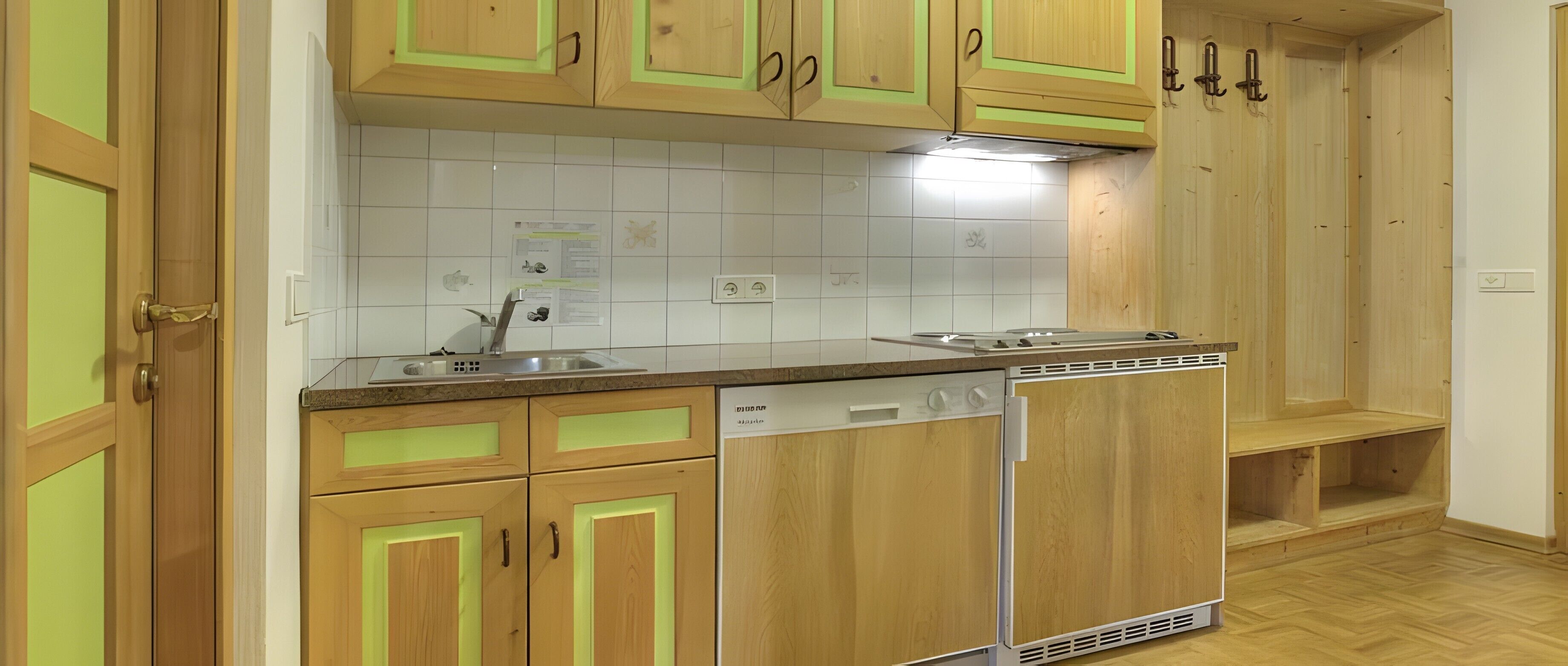 Kühlschrank, Herdplatte, Wasserkocher mit Kaffee-/Teezubehör