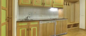 Kühlschrank, Herdplatte, Wasserkocher mit Kaffee-/Teezubehör
