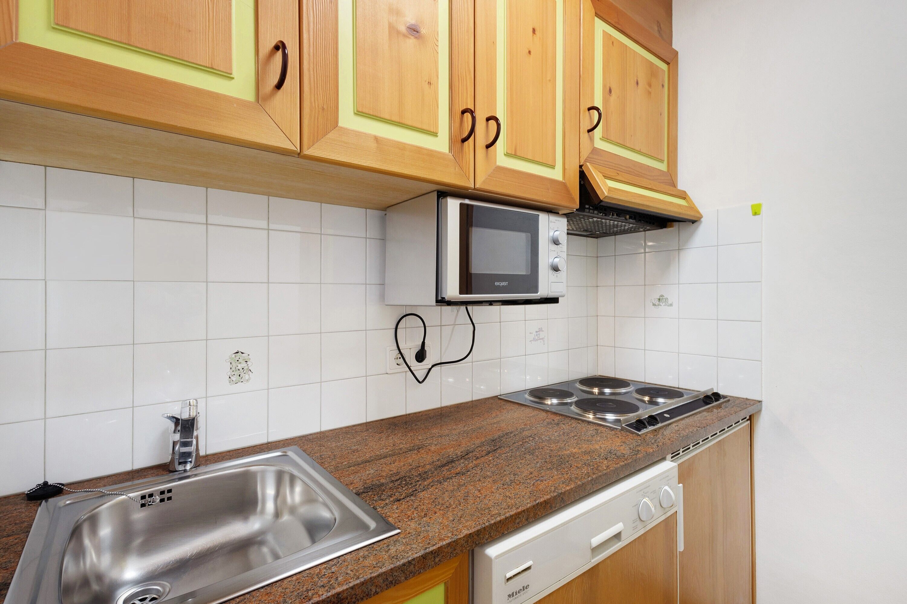 Fridge, stovetop, coffee/tea maker, electric kettle