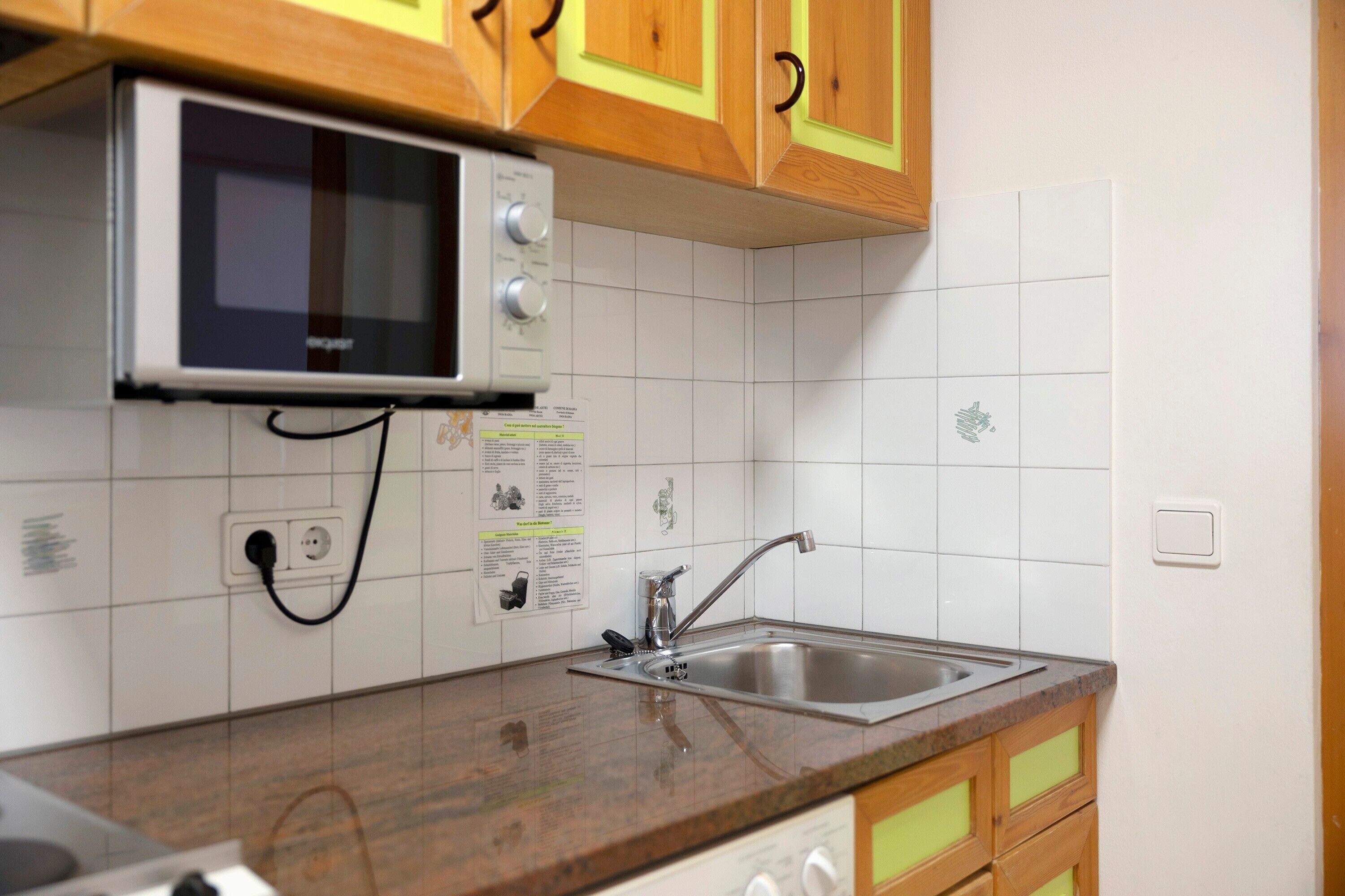 Refrigerador, parrilla de estufa, cafetera y tetera y tetera eléctrica 