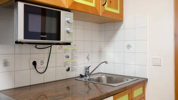 Refrigerador, parrilla de estufa, cafetera y tetera y tetera eléctrica