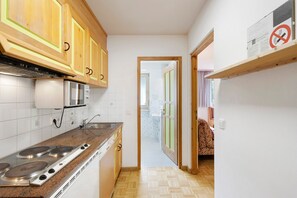 Una cocina con armarios de madera, una estufa y un lavabo.