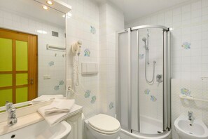 Shower, hair dryer, towels - Apartment '3 Residence Ciasa Ulli Typ A' with Mountain View, Shared Terrace and Wi-Fi (San Cassiano)