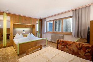 1 bedroom, WiFi, bed sheets - Apartment '3 Residence Ciasa Ulli Typ A' with Mountain View, Shared Terrace and Wi-Fi (San Cassiano)