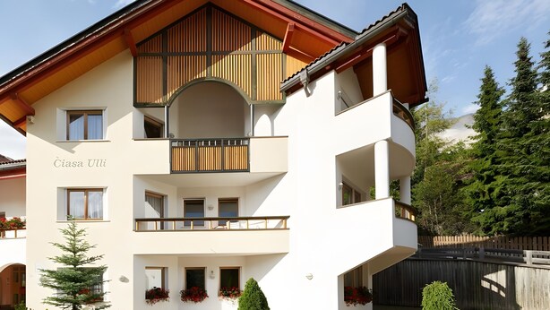 A multi-story building with balconies, a wooden facade, and a sign reading 'Cîasa Uli'. - Apartment '3 Residence Ciasa Ulli Typ A' with Mountain View, Shared Terrace and Wi-Fi (San Cassiano)