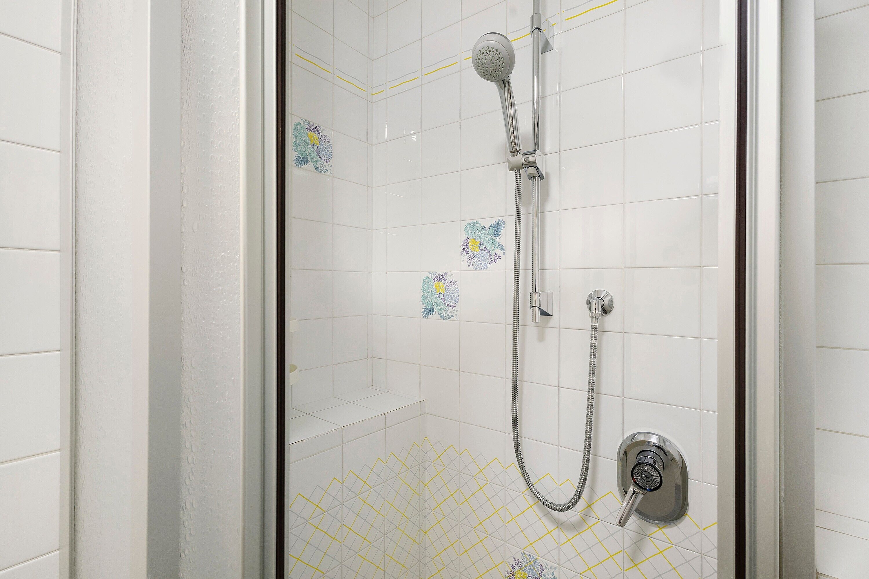 Douche, sèche-cheveux, serviettes fournies