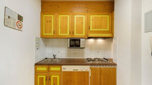 Private kitchen - Apartment '3 Residence Ciasa Ulli Typ A' with Mountain View, Shared Terrace and Wi-Fi (San Cassiano)