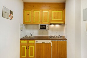 Coffee/tea maker, fridge, stovetop, electric kettle - Apartment '3 Residence Ciasa Ulli Typ A' with Mountain View, Shared Terrace and Wi-Fi (San Cassiano)