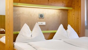 Room - Apartment '3 Residence Ciasa Ulli Typ A' with Mountain View, Shared Terrace and Wi-Fi (San Cassiano)