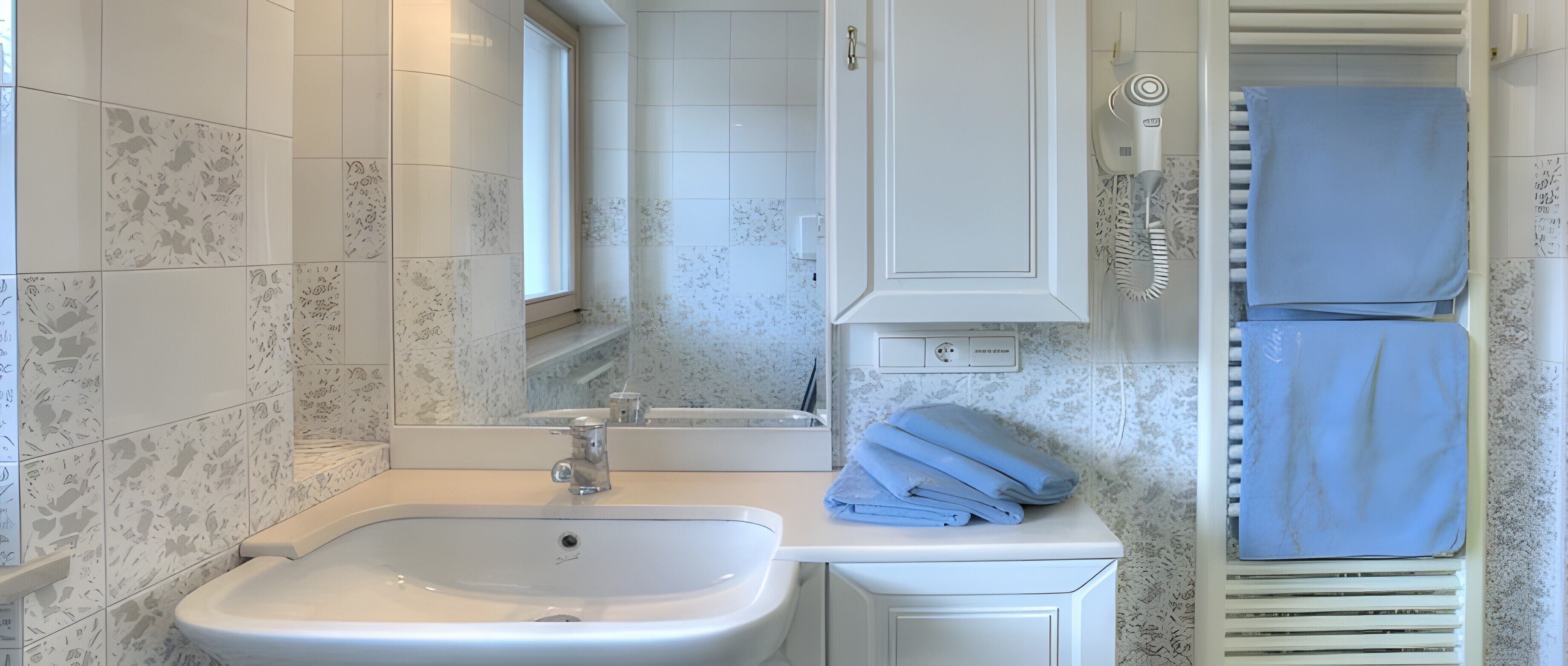 Douche, sèche-cheveux, serviettes fournies