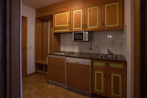 Fridge, stovetop, coffee/tea maker, electric kettle - Apartment 'Residence Ciasa Ulli Typ B' with Wi-Fi (San Cassiano)