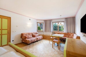 TV - Apartment '1 Residence Ciasa Ulli Typ B' with Mountain View, Shared Terrace and Wi-Fi (San Cassiano)