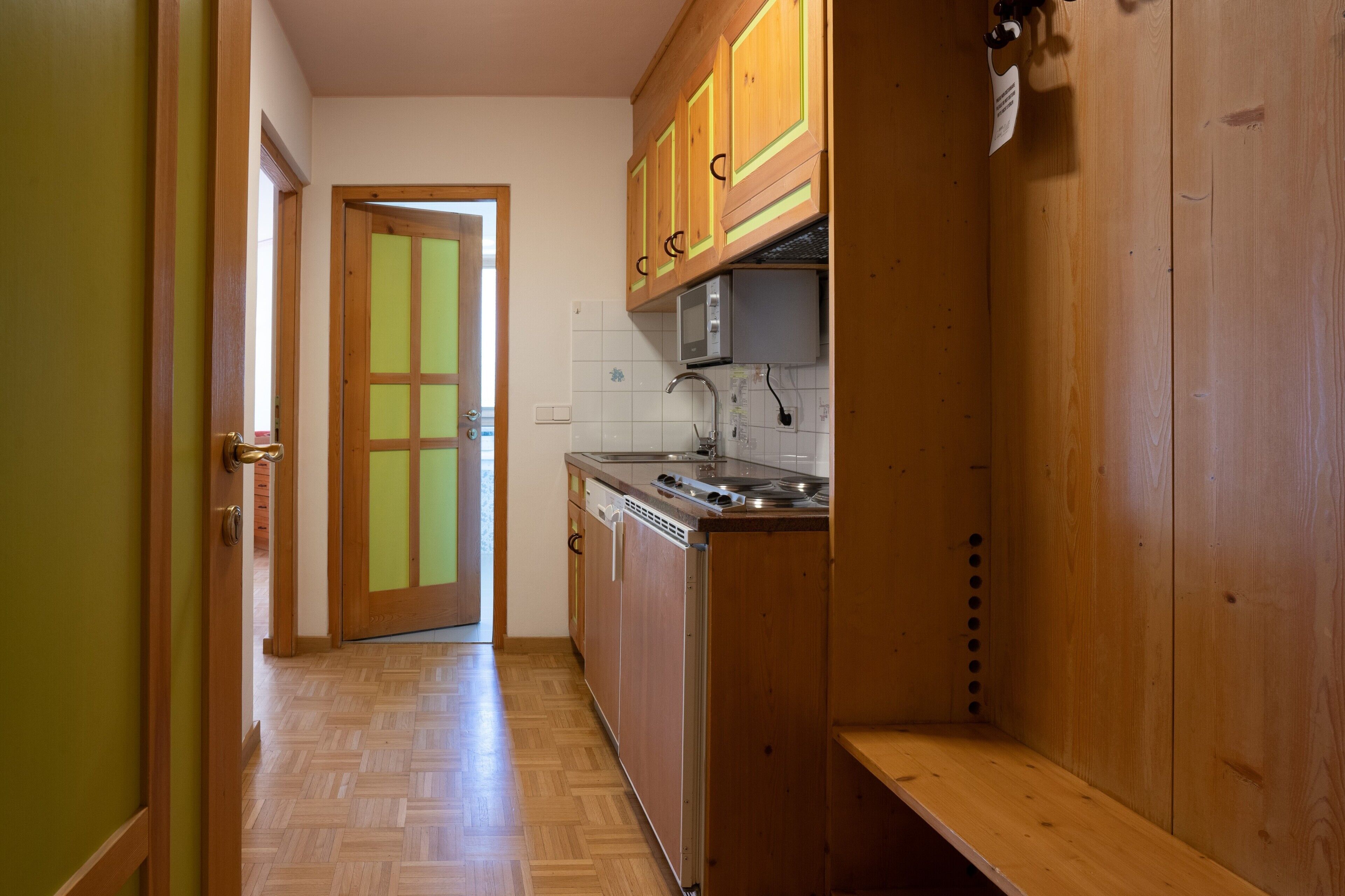 Réfrigérateur, plaque de cuisson, cafetière/bouilloire