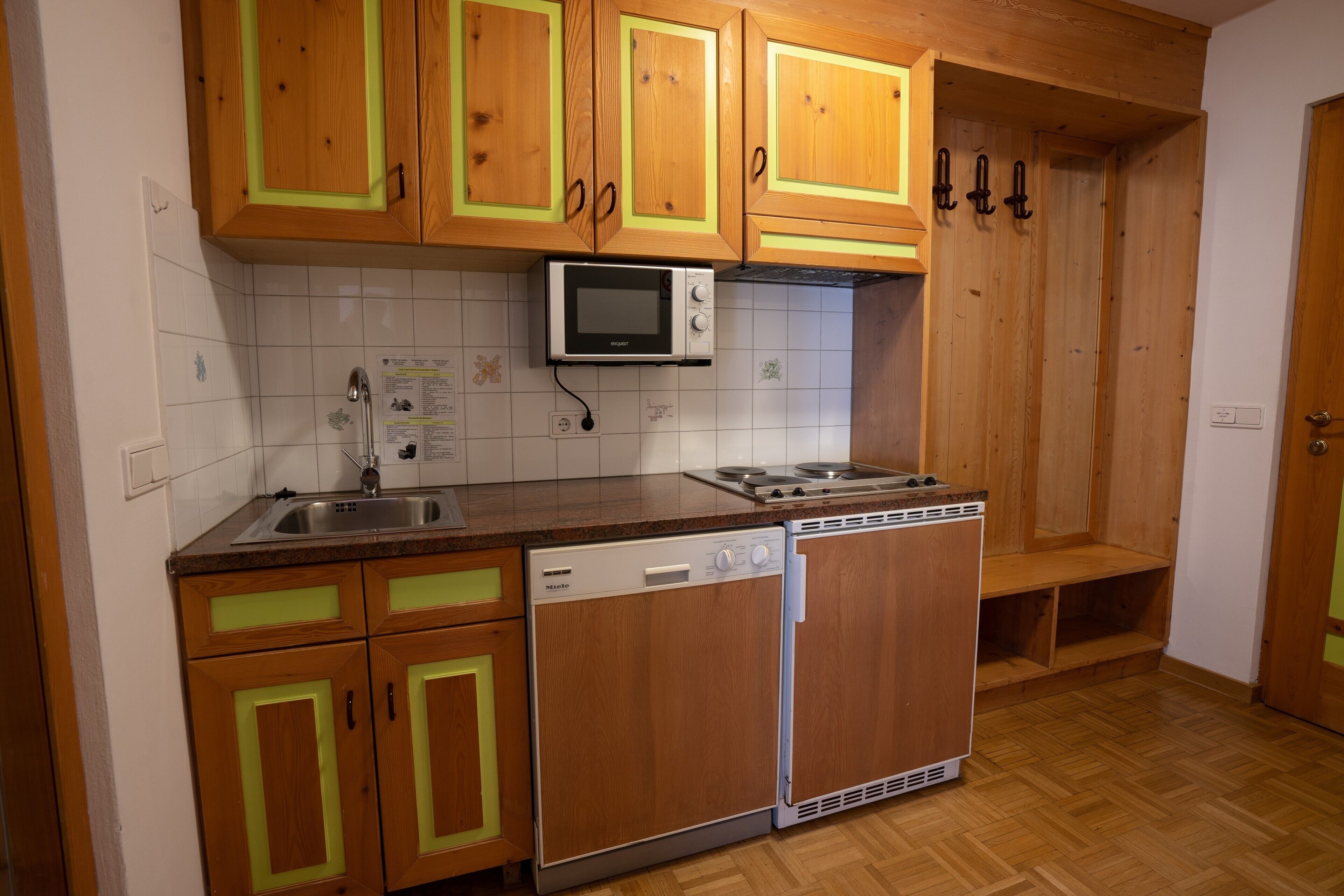 Refrigerador, parrilla de estufa, cafetera y tetera y tetera eléctrica 