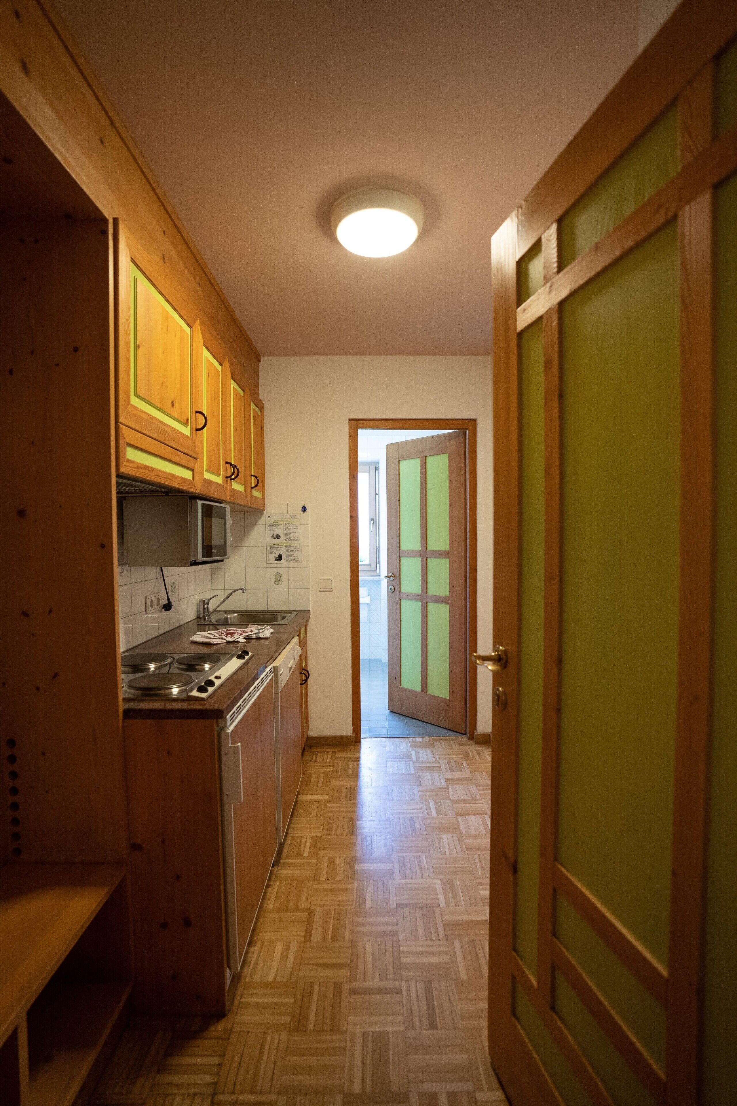Fridge, stovetop, coffee/tea maker, electric kettle