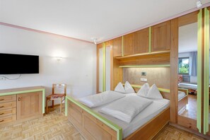 1 bedroom, WiFi, bed sheets - Apartment '1 Residence Ciasa Ulli Typ B' with Mountain View, Shared Terrace and Wi-Fi (San Cassiano)