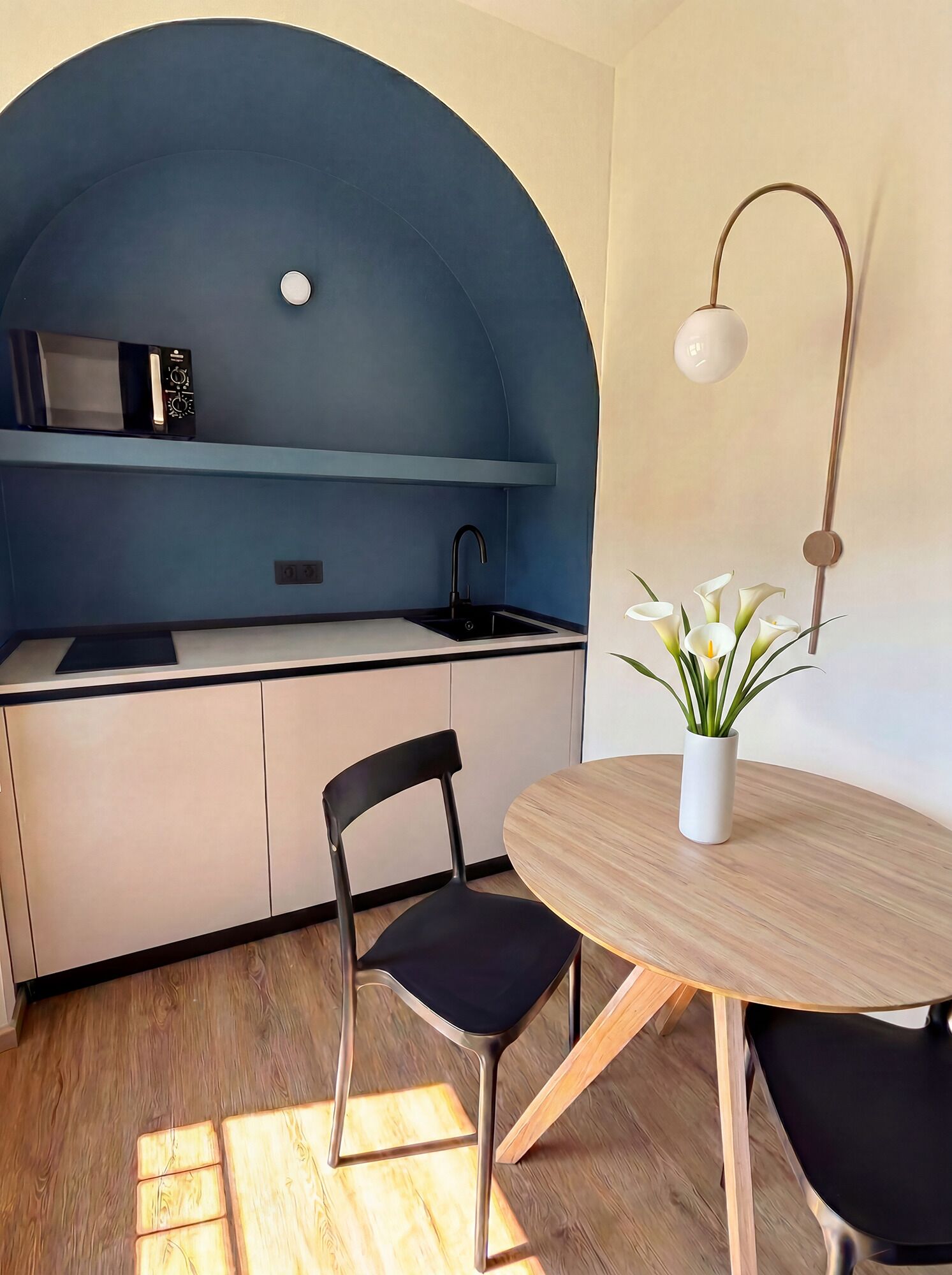 Suite Deluxe | Cucina privata | Frigorifero, microonde, piano cottura, macchina per caffè espresso
