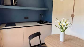 Suite Deluxe | Cucina privata | Frigorifero, microonde, piano cottura, macchina per caffè espresso