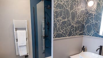 Suite Deluxe | Bagno | Set di cortesia firmato, asciugacapelli, pantofole, bidet