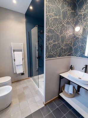 Deluxe-Suite | Badezimmer | Designer-Toilettenartikel, Haartrockner, Hausschuhe, Bidet