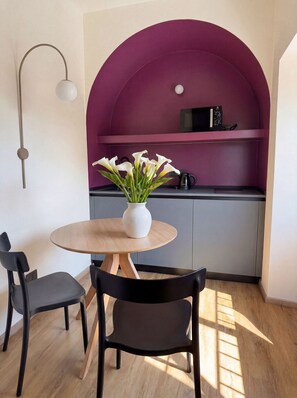 Deluxe Suite | Private kitchen | Fridge, microwave, stovetop, espresso maker