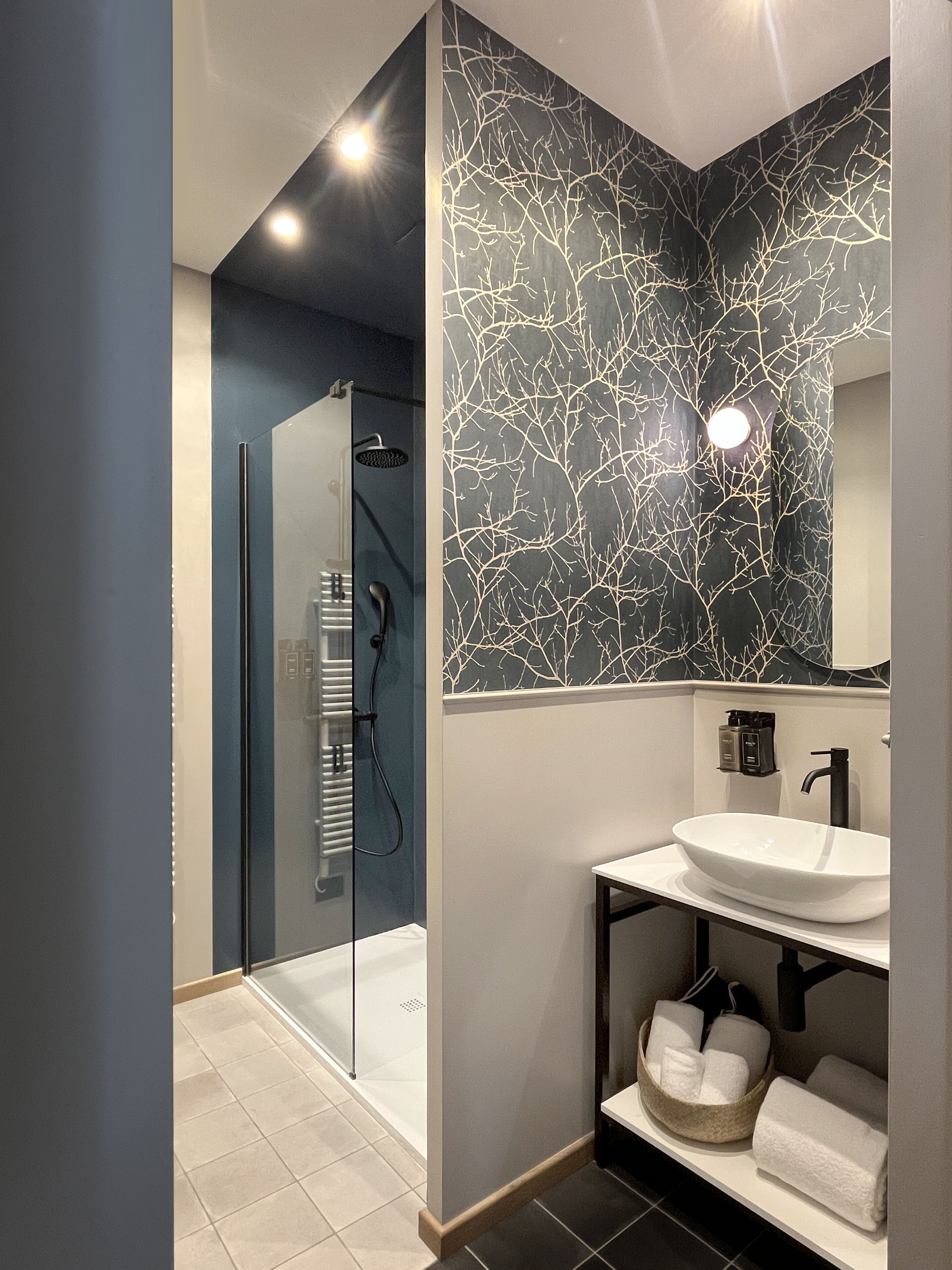 Suite Deluxe | Bagno | Set di cortesia firmato, asciugacapelli, pantofole, bidet