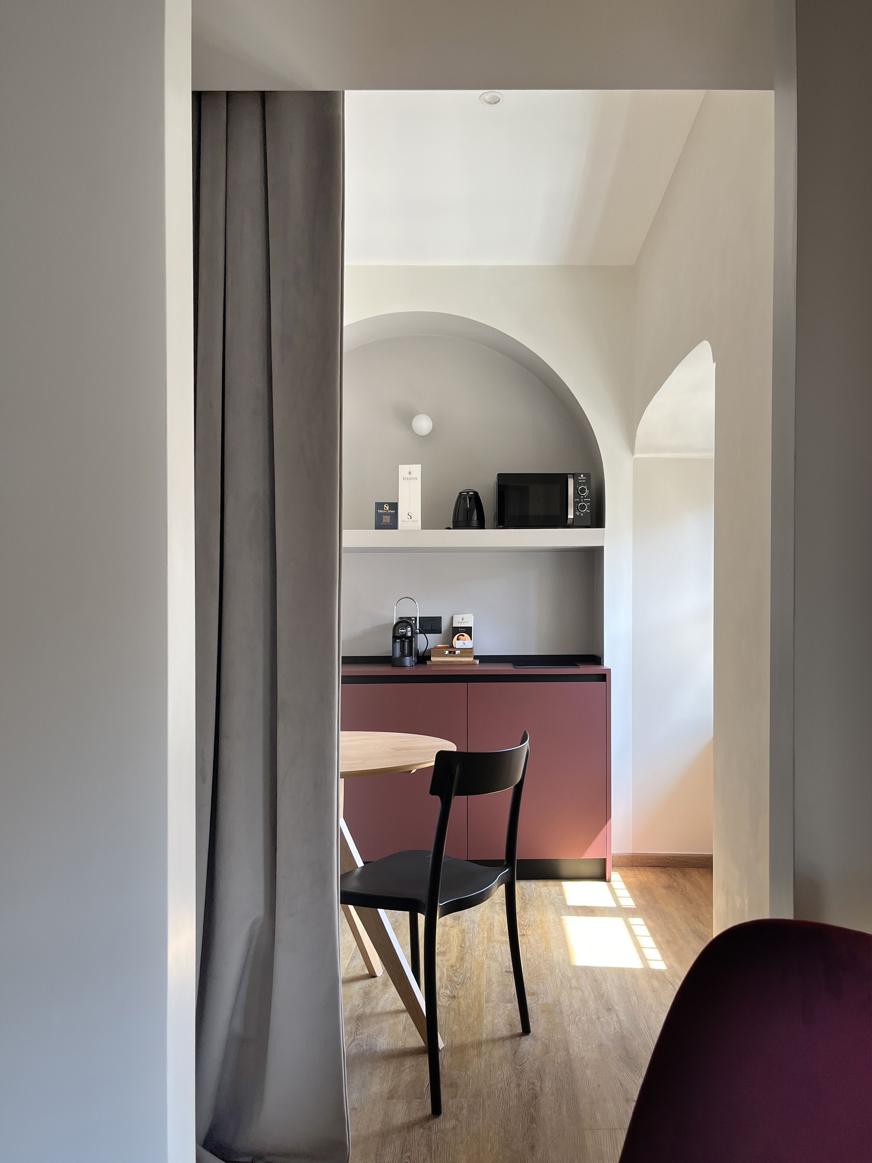 Suite Senior | Cucina privata | Frigorifero, microonde, piano cottura, macchina per caffè espresso
