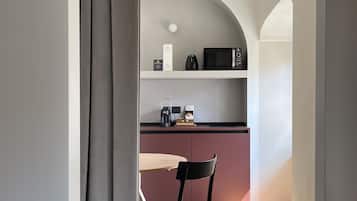 Suite Senior | Cucina privata | Frigorifero, microonde, piano cottura, macchina per caffè espresso