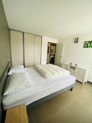 4 bedrooms, iron/ironing board, WiFi