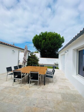 Outdoor dining - Spacious villa 10 pers heated pool (La Flotte)
