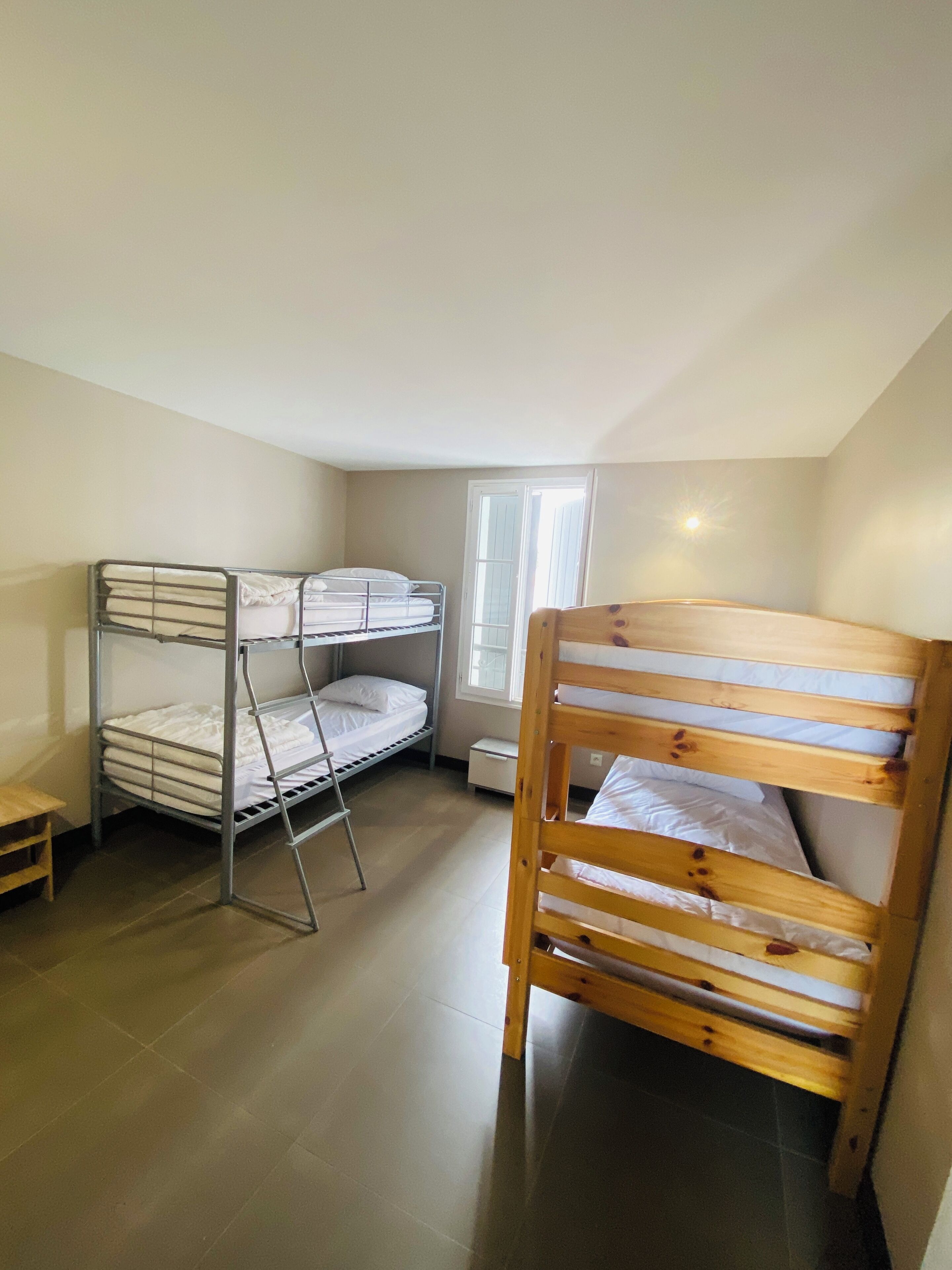 4 bedrooms, iron/ironing board, WiFi