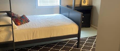 1 habitación, tabla de planchar con plancha, wifi gratis y ropa de cama