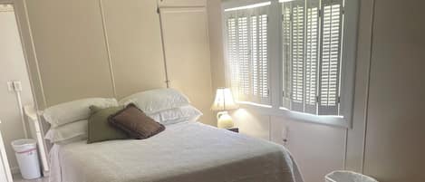 1 habitación, tabla de planchar con plancha, wifi gratis y ropa de cama