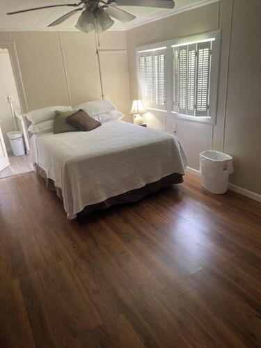 Gorgeous house with central AC in  Columbia perfect for relaxing. 3 bedrooms.