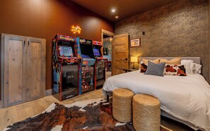 3 bedrooms, WiFi, bed sheets - The Cowboy House- New House 2 Blocks Off Main St w/Hot Tub, Mini Golf & Arcade (Cody)