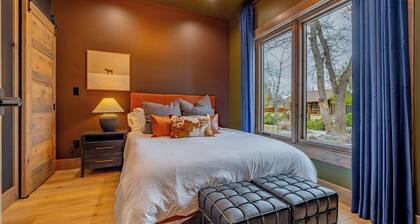 The Cowboy House- New House 2 Blocks Off Main St w/Hot Tub, Mini Golf & Arcade