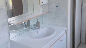 Ducha, toallas y papel higiénico