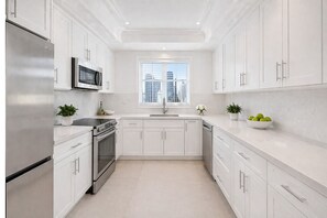Private kitchen - Best 3BR Urban Nest Near Transit. Toronto Made Easy! (Toronto)