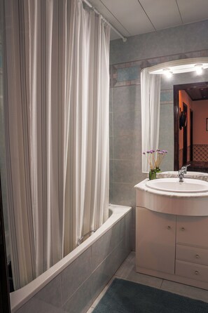 Bathroom - Waves of Resonance (Setúbal)