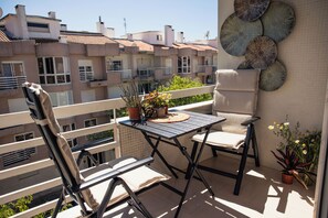 Outdoor dining - Waves of Resonance (Setúbal)