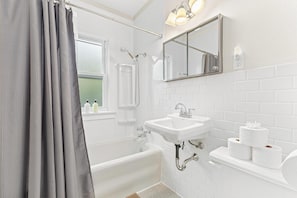 Hair dryer, towels, soap, toilet paper - Charming 2-bedroom house with AC in excellent Saint Paul. Close to everything! (Saint Paul)