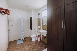 Douche, sèche-cheveux, serviettes fournies, savon