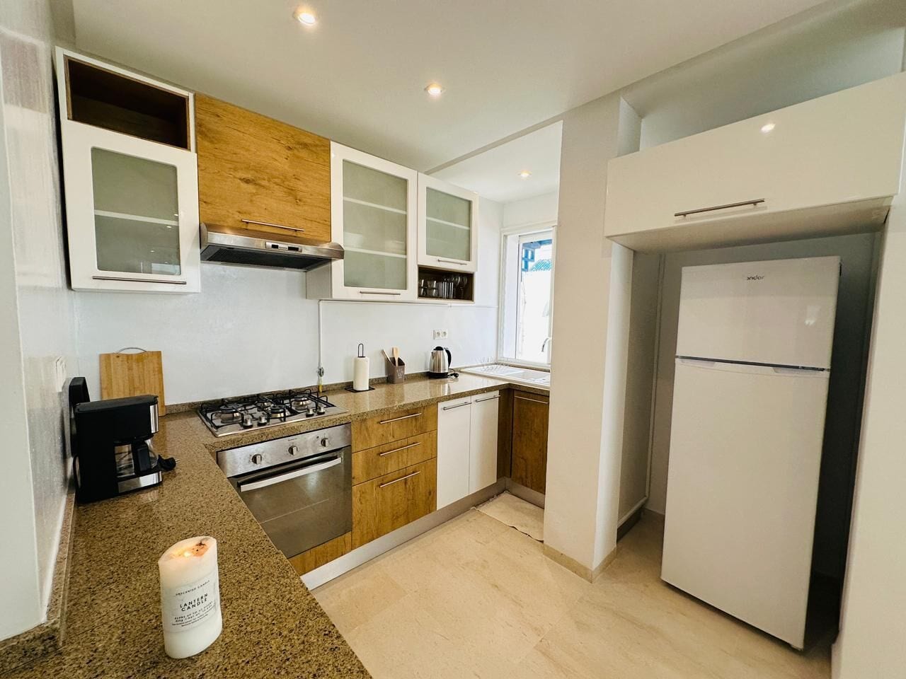 Full-sized fridge, microwave, oven, stovetop